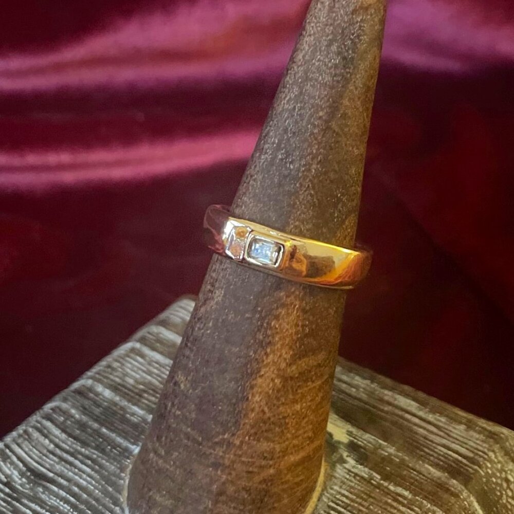 🔶 Timeless Gold Band with Inset Clear Stone – Minimalist Unisex Style 🔶
